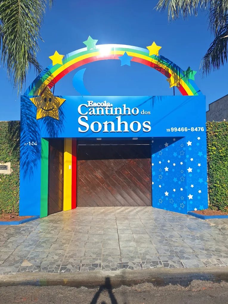 Fachada da Escola Cantinho dos Sonhos, com o arco-íris e as estrelas