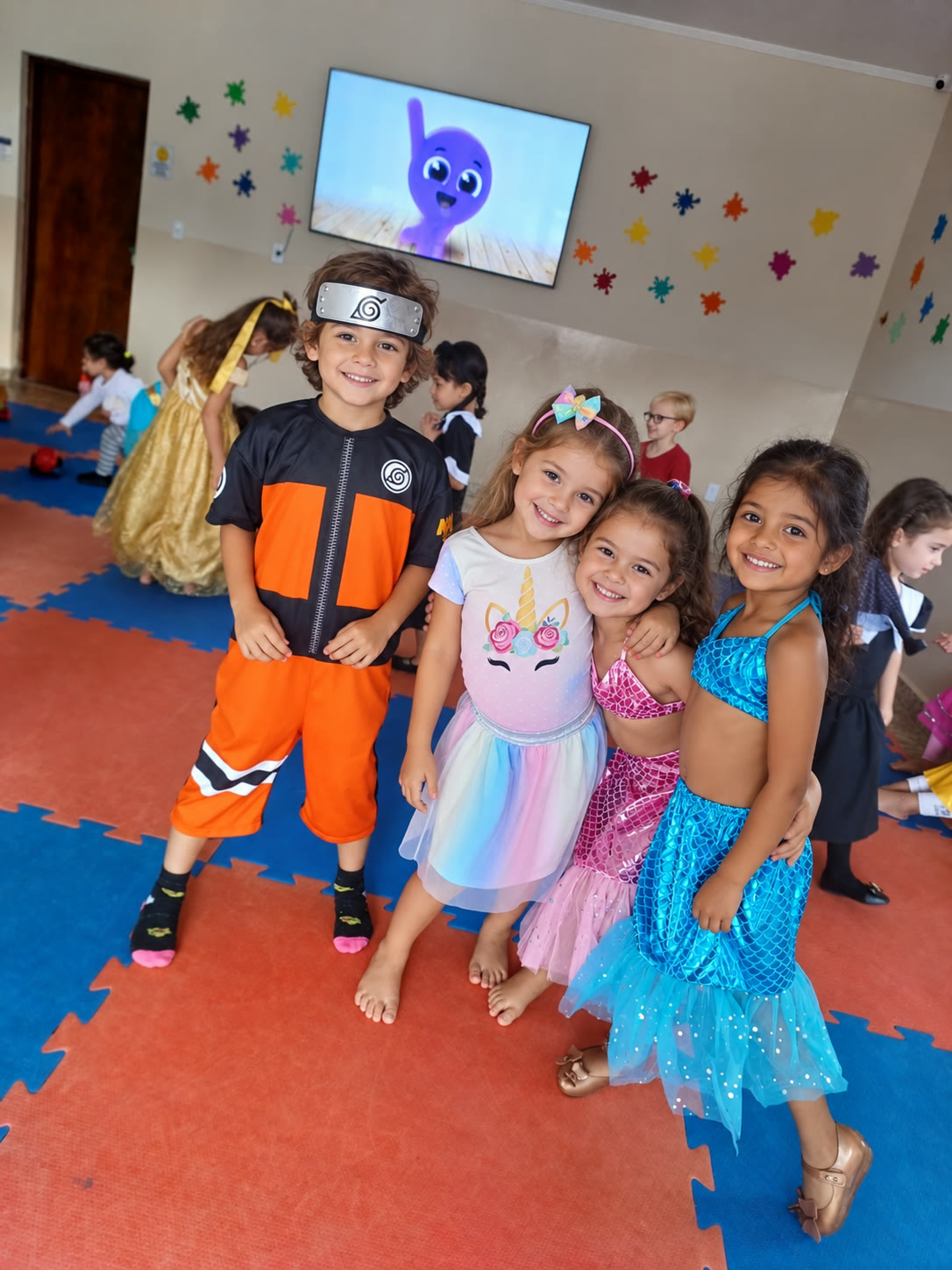 Crianças fantasiadas em festa na escola