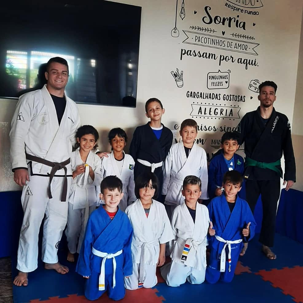 Turma de judô com os professores